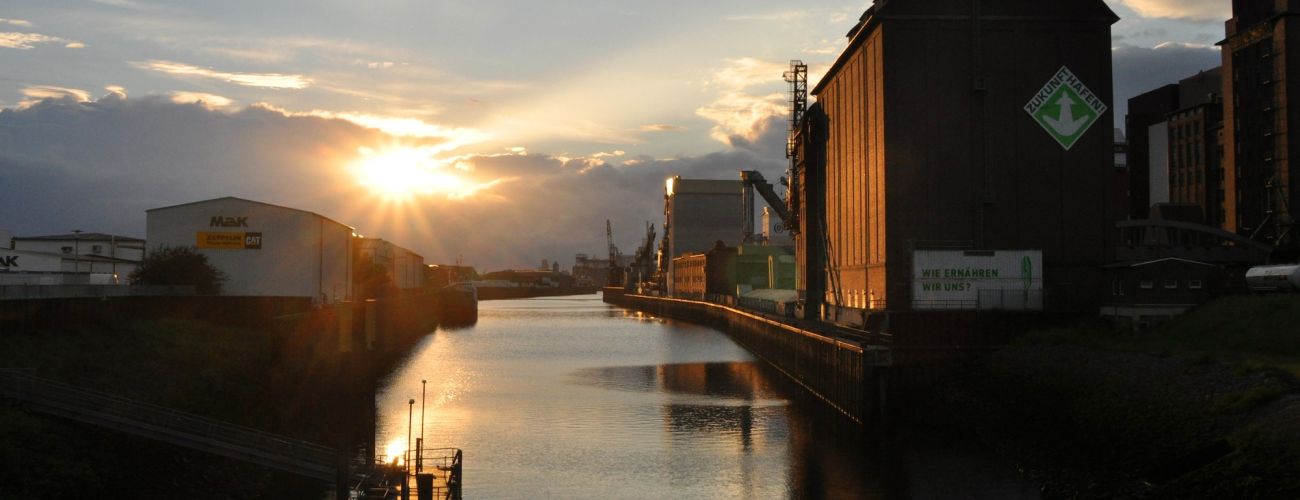 Der Holz- und Fabrikenhafen in der Abenddämmerung - Quelle: WFB / Dr. Hartmut Renken