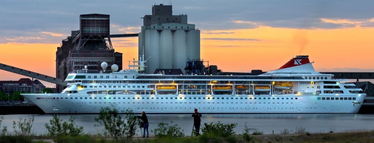 Kreuzfahrtschiff Braemar in der Abenddämmerung am Holz- und Fabrikenhafen - Quelle: WFB / Frank Pusch