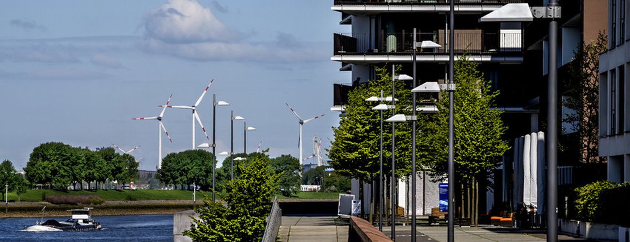 Promenade am Europahafen mit Windrädern - Quelle: WFB / Frank Pusch