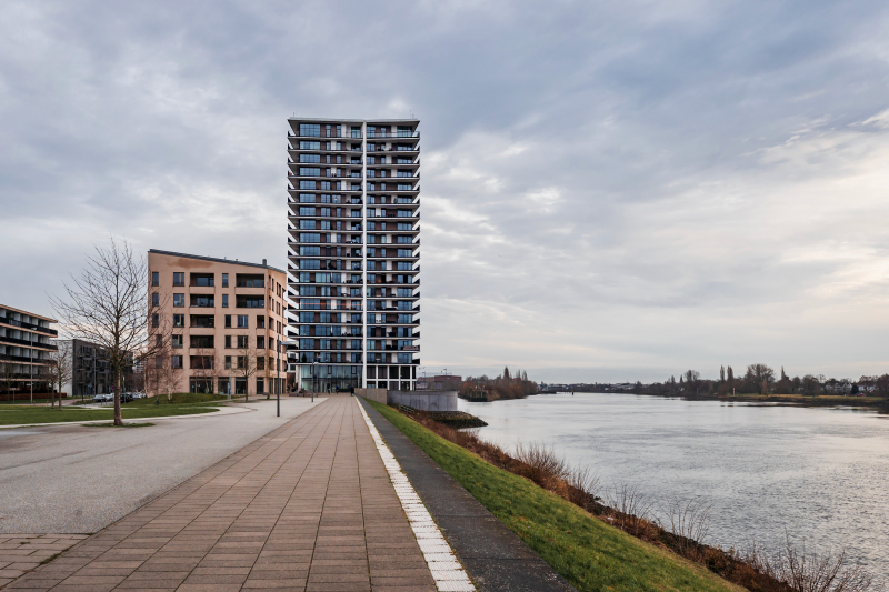 The Landmark Tower building directly on the Weser River