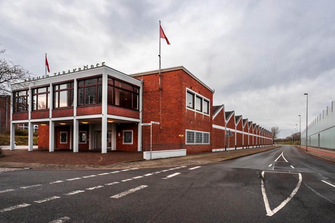 Die Bremer Tabakbörse (Gebäude mit gezackter Form) in der Überseestadt Bremen