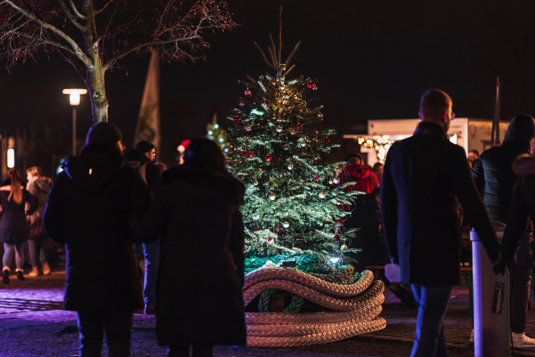 Besucherinnen und Besucher auf der HafenWiehnacht 2021