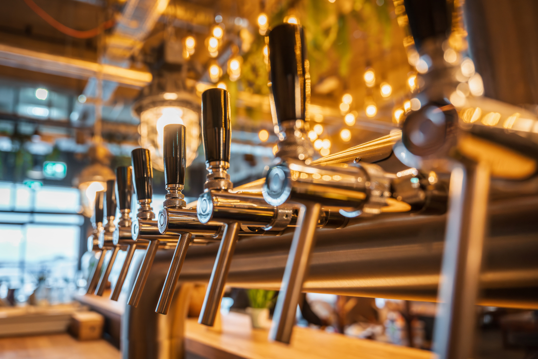 Ein Close-Up der Zapfhähne im neuen Brauhaus der Bremer Braumanufaktur