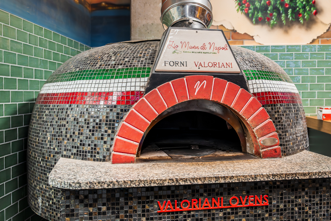 Stone oven of the Zio Manu di Napoli restaurant in the Reislager