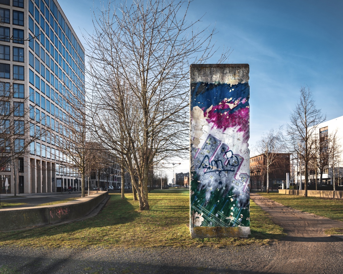 Ein Teilstück der Berliner Mauer steht am Eingang zum Hilde-Adolf-Park im Kaffeequartier in der Bremer Überseestadt