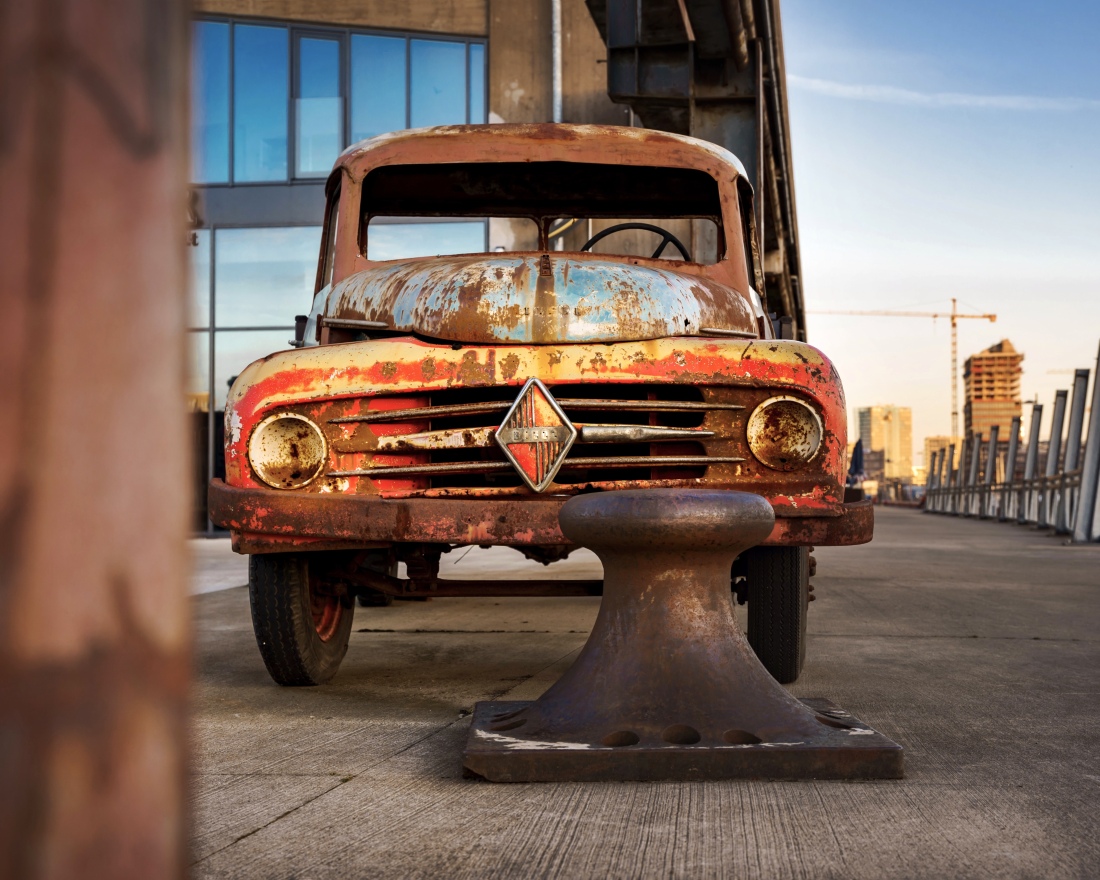 Dieser Borgward B1500 Leicht-LKW mit 1,5 Tonnen Nutzlast parkt vorm Schuppen Eins in der Überseestadt Bremen