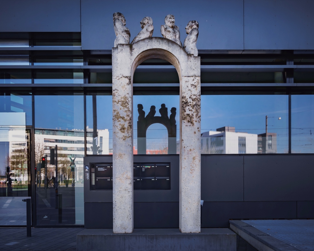 Vorm wpd-Gebäude an der Eduard-Schopf-Alle/Lloydstraße steht eine bogenförmige Skulptur