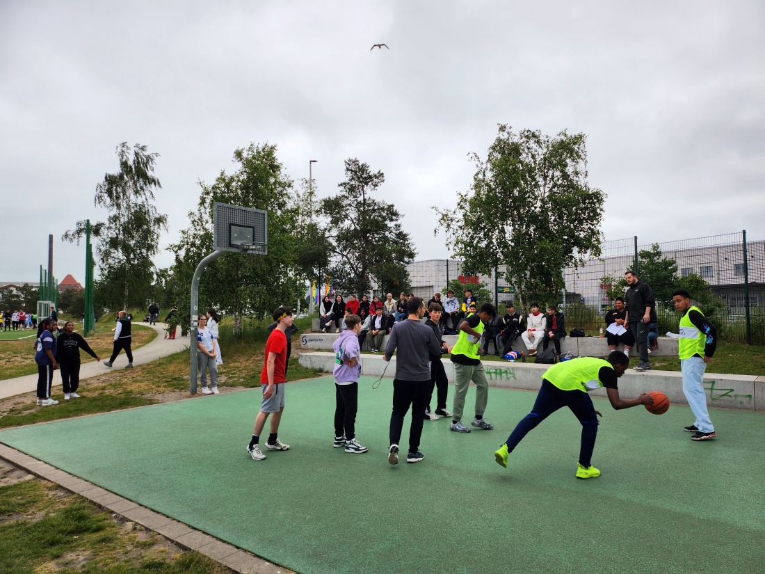 Young people at a basketball tournament as part of the Übersee Games.