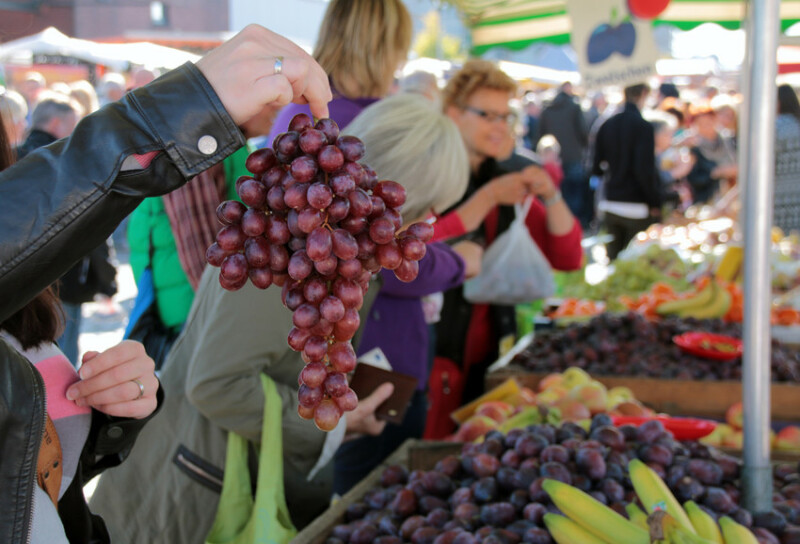 Menschen an Verkaufsständen auf dem Herbstmarkt am Speicher XI