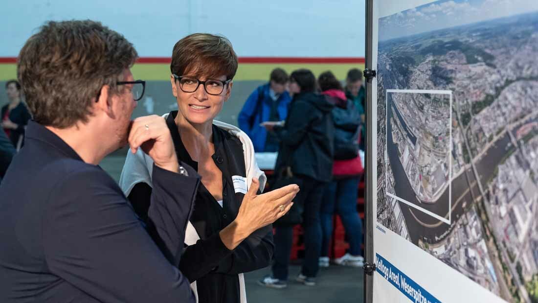 Besucher*Innen bei der Auftaktveranstaltung zur Quartiersentwicklung der Überseeinsel