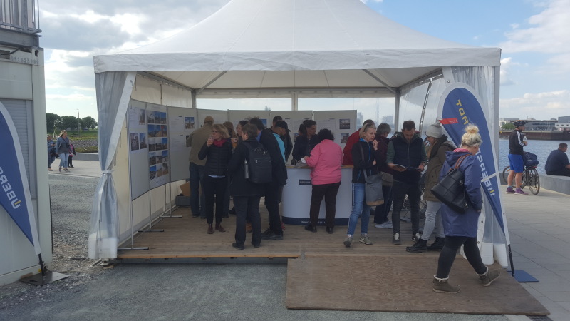 Besucher im Infozelt der Überseestadt Besucher im Infozelt der Überseestadt