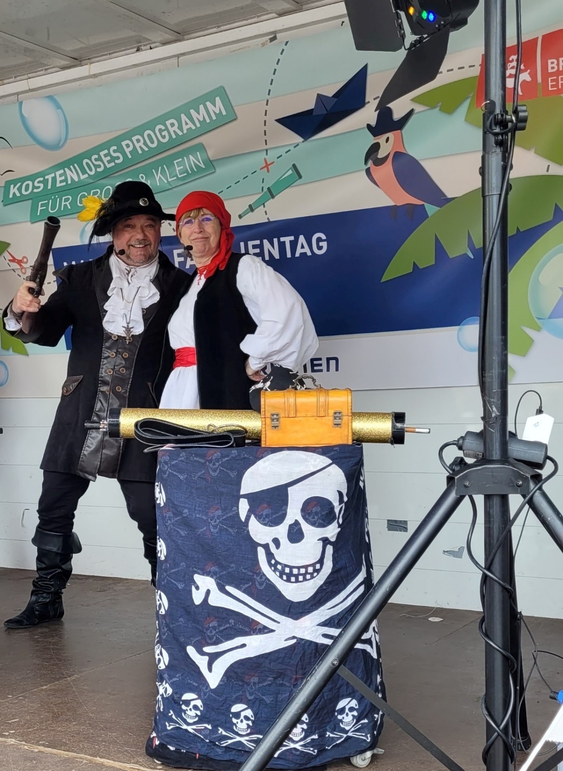 Zwei Piraten auf der Bühne beim Familientag