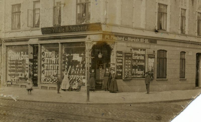 Das Herren-Konfektionsgeschäft von Milius Neuberg in der Nordstr. 193/195 in Bremen Walle (Datum der Aufnahme unbekannt) Das Herren-Konfektionsgeschäft von Milius Neuberg in der Nordstr. 193/195 in Bremen Walle (Datum der Aufnahme unbekannt)