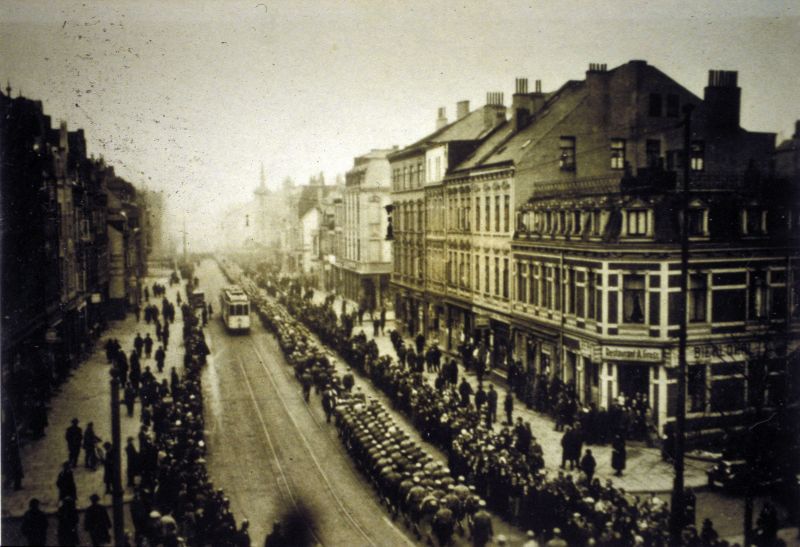 Aufnahme nach 1933: Aufmarsch der SA auf der Nordstraße in Bremen Walle, rechts mittig ist das Geschäft von Sally Silbermann zu erkennen. Aufnahme nach 1933: Aufmarsch der SA auf der Nordstraße in Bremen Walle, rechts mittig ist das Geschäft von Sally Silbermann zu erkennen.