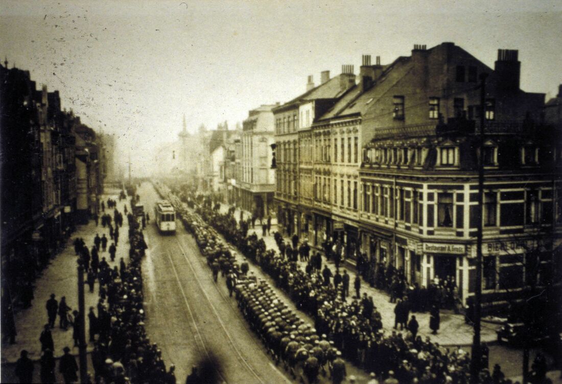 Aufnahme nach 1933: Aufmarsch der SA auf der Nordstraße in Bremen Walle, rechts mittig ist das Geschäft von Sally Silbermann zu erkennen. 