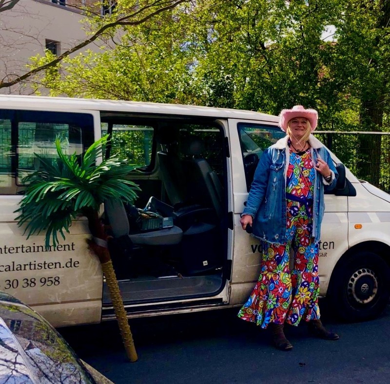 Claudia Geerken singt vor einem Balkon Claudia Geerken singt vor einem Balkon