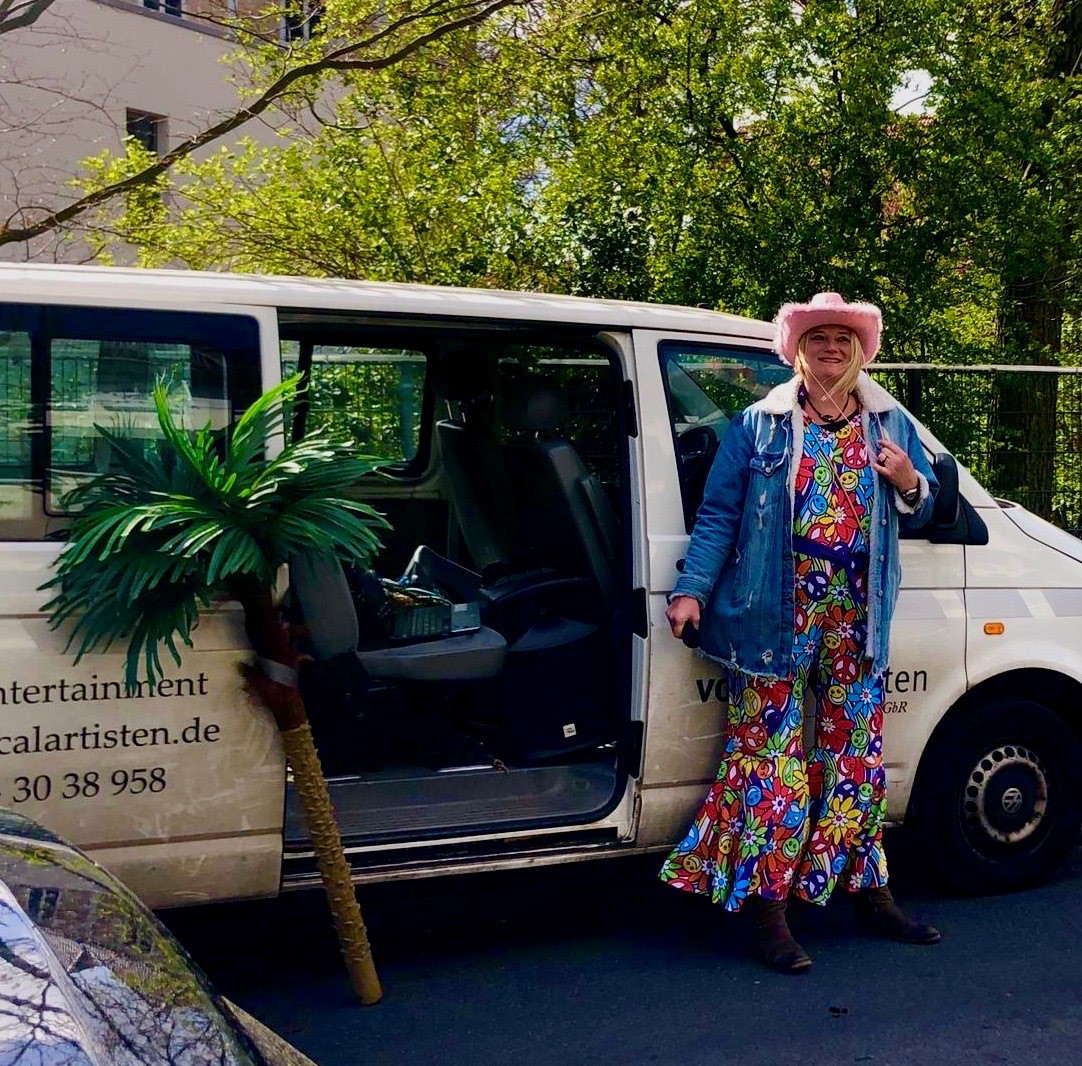 Claudia Geerken singt vor einem Balkon