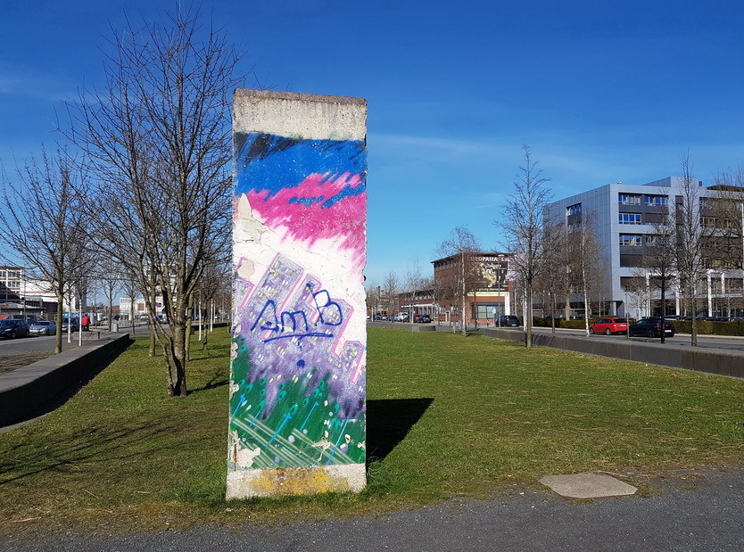 Ueberbleibsel aus vergangenen Zeiten - Ein Stück Berliner Mauer in der Ueberseestadt Ueberbleibsel aus vergangenen Zeiten - Ein Stück Berliner Mauer in der Ueberseestadt