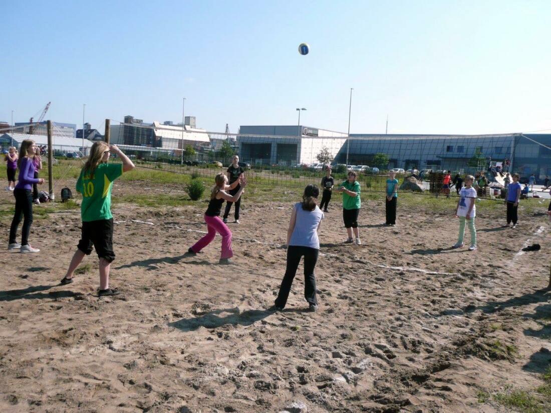Jugendliche bespielen zum ersten Mal den zukünftigen Sportgarten Überseestadt