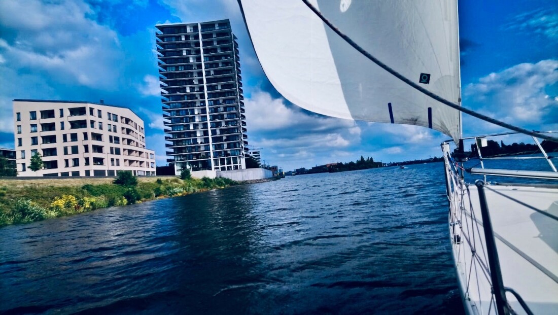 Bremensailing bringt Interessierten das Segeln bei.