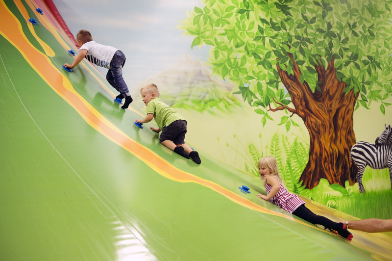 Kinder spielen in Leo's Abenteuerpark in der Bremer Überseeestadt