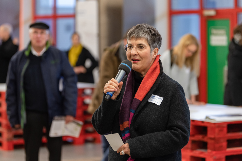 Senatsbaudirektorin Iris Reuther freut sich, dass so viele Menschen zur Gläsernen Werkstatt gekommen sind – trotz Regenwetters. Senatsbaudirektorin Iris Reuther freut sich, dass so viele Menschen zur Gläsernen Werkstatt gekommen sind – trotz Regenwetters.
