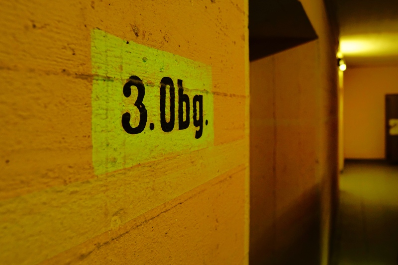 Beschriftung an der Wand des Bunkers: 3. Obergeschoss Beschriftung an der Wand des Bunkers: 3. Obergeschoss