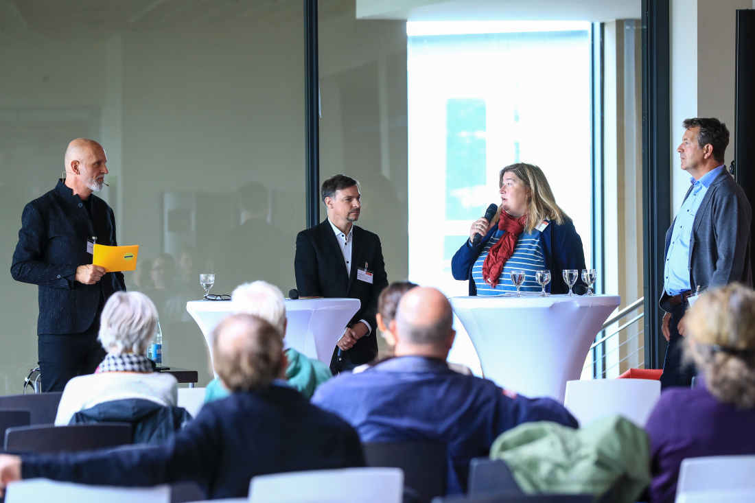 Von links nach rechts: Moderator Marc Jaschik von der Agentur Futur 2 moderierte die Diskussion zwischen Arend Bewernitz (Abteilungsleiter Stadtplanung und Bauordnung bei der Senatorin für Klima Klimaschutz, Umwelt, Mobilität, Stadtentwicklung und Wohnungsbau), Senatorin Anja Stahmann (Senatorin für Soziales, Jugend, Integration und Sport) und Dr. Dirk Kühling (Abteilungsleiter Wirtschaft bei der Senatorin für Wirtschaft, Arbeit und Europa).