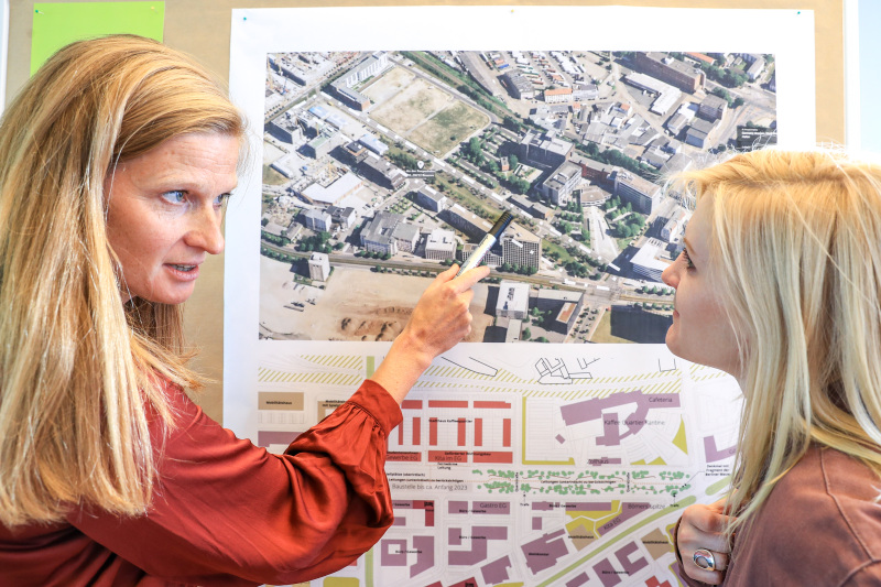 Johanna Reisch vom Planungsbüro Ramboll im Gespräch mit einer Besucherin. Johanna Reisch vom Planungsbüro Ramboll im Gespräch mit einer Besucherin.