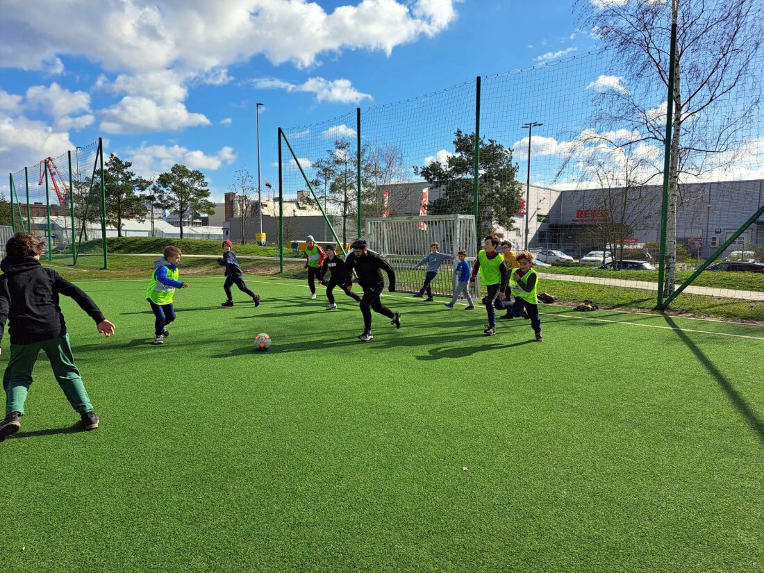 A football camp was held in the Überseestadt Sportgarten at Easter 2023.