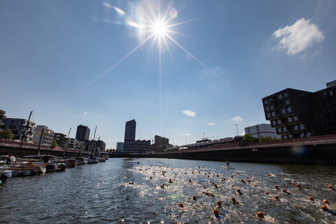 Starterfeld der Schwimmer beim Gewoba City Triathlon Bremen 2022 Starterfeld der Schwimmer beim Gewoba City Triathlon Bremen 2022