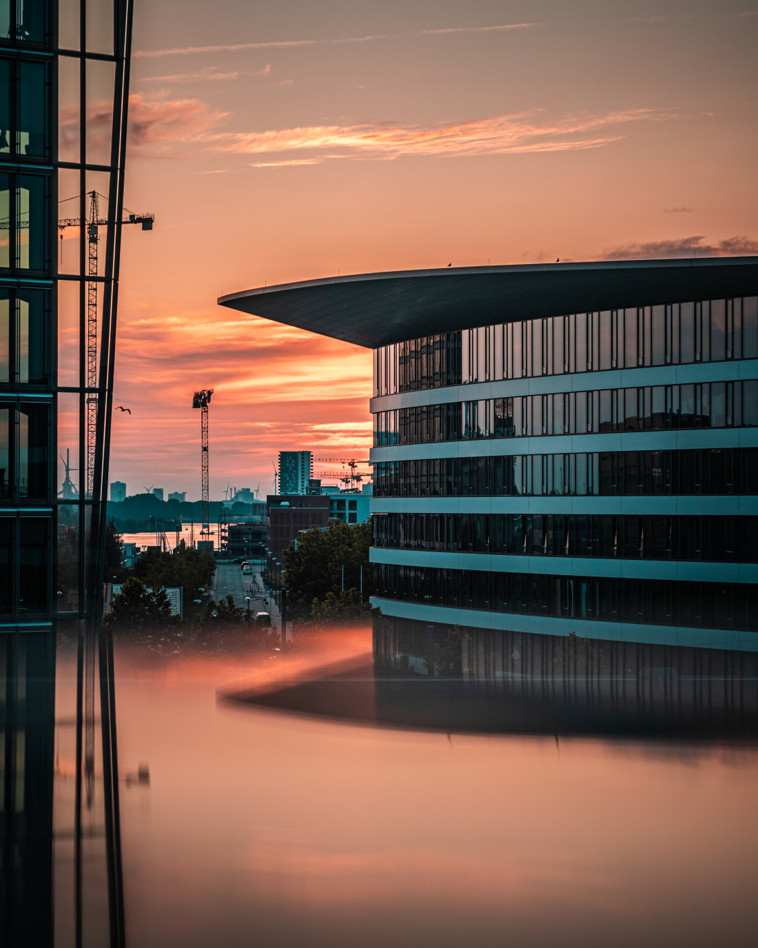 Weser Quartier in der Bremer Überseestadt. Links ist der Weser Tower im Anschnitt zu sehen, rechts das prägnante Bürogebäude an der Eduard-Schopf-Allee