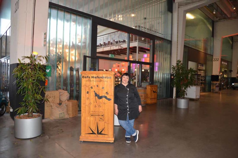 „Wir in der Überseestadt“: Nazime Altuntas hier vor dem Café "Hafenbrise" im Schuppen 1 „Wir in der Überseestadt“: Nazime Altuntas hier vor dem Café "Hafenbrise" im Schuppen 1