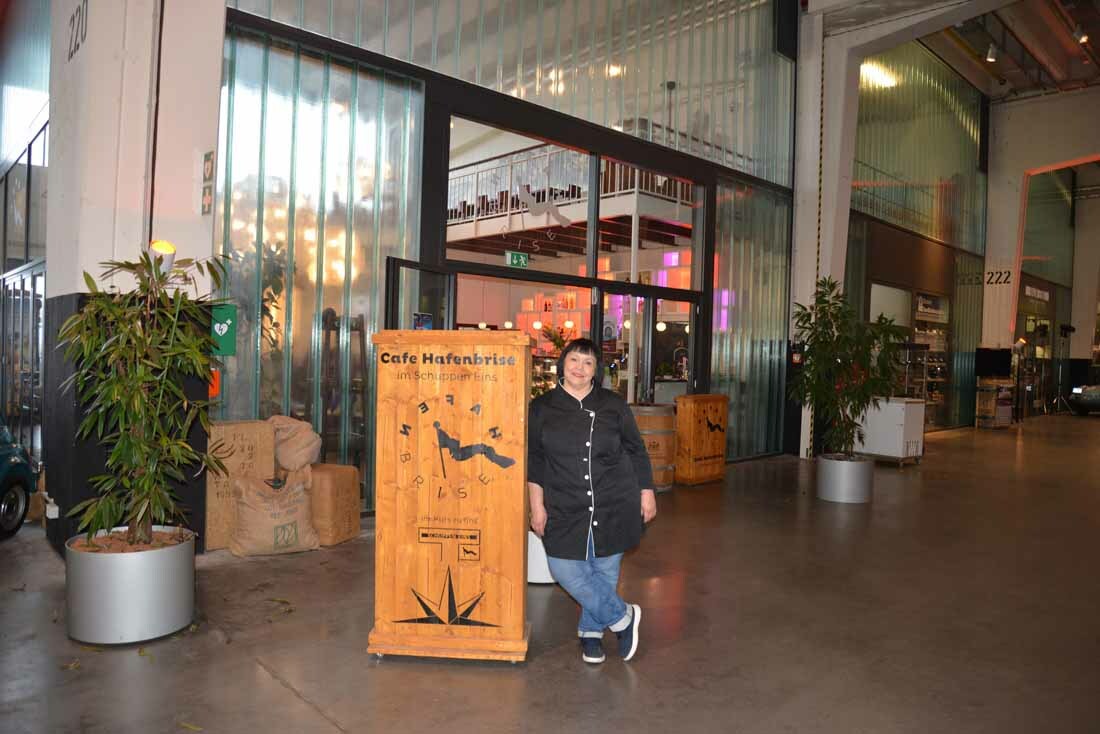 „Wir in der Überseestadt“:  Nazime Altuntas hier vor dem Café "Hafenbrise" im Schuppen 1