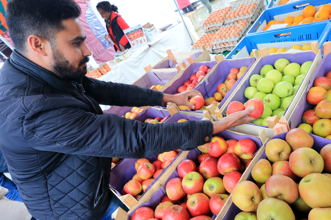 Ein Marktstand mit Äpfeln auf dem Herbstmarkt am Speicher XI in der Überseestadt