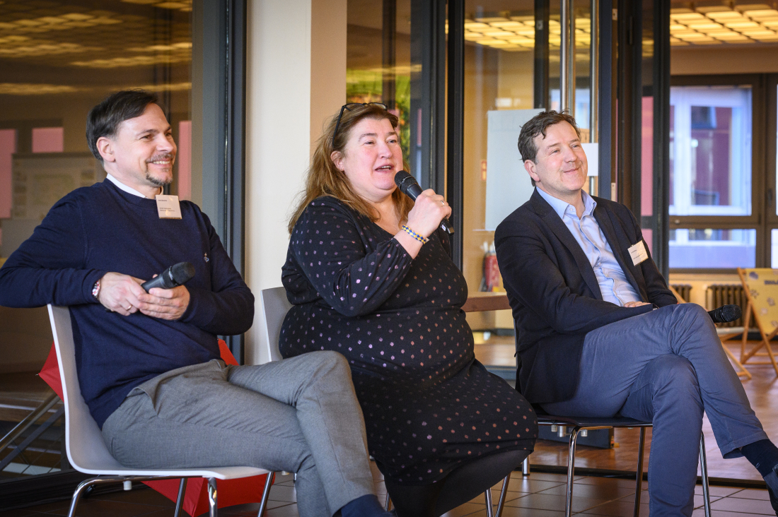 Die Teilnehmer der Podiumsdiskussion stellen sich den Fragen der Besucher.