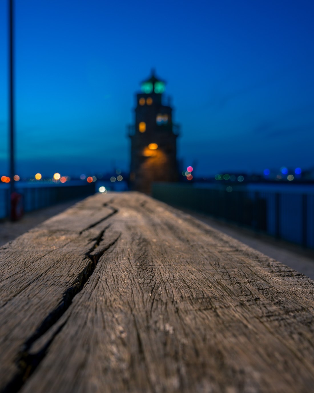 Molenturm in der Überseestadt mit Fokus auf die Kletterskulptur aus Holz