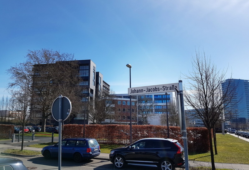 Straßenschild: Johann-Jacobs-Straße Straßenschild: Johann-Jacobs-Straße