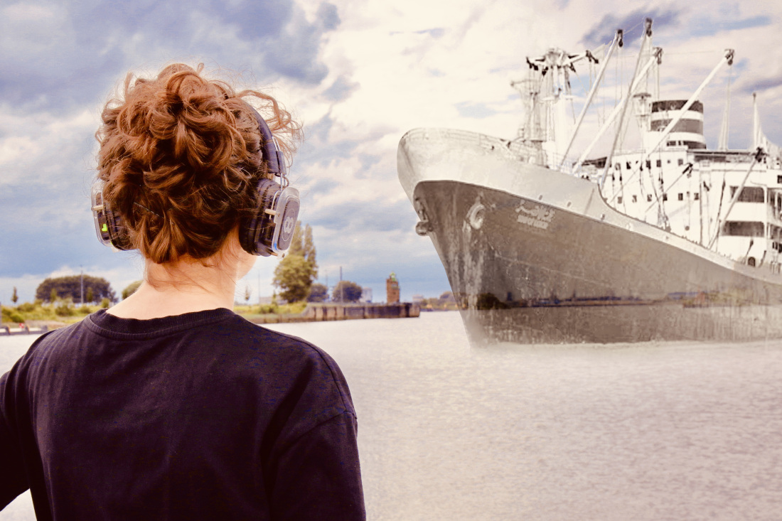 Eine Frau mit Kopfhörern blickt auf ein imaginäres Schiff am Horizont.