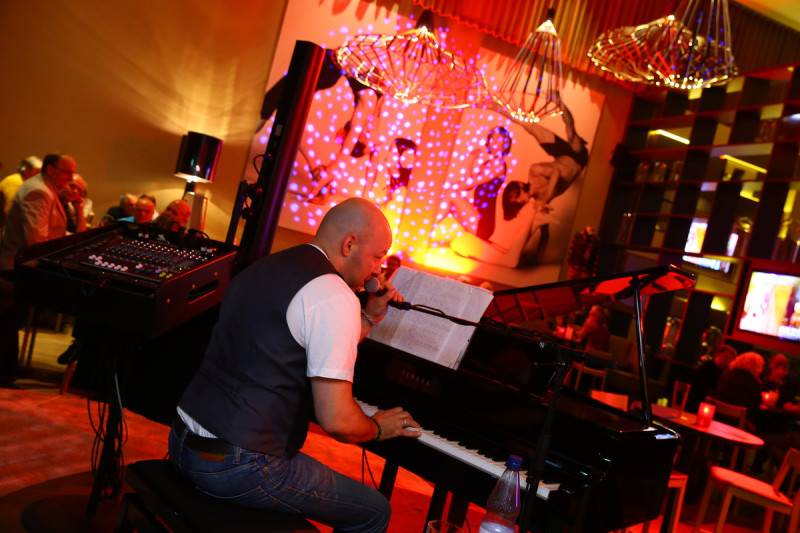 Sie spielen Songs zum Mitswingen und Mitsingen: die Pianisten in der Piano Bar im GOP