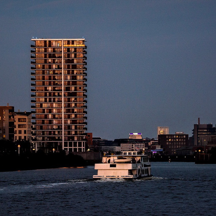 Maritime Abendstimmung am Landmark Tower