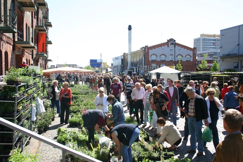 Besucherinnen und Besucher auf dem Lenzmarkt am Speicher XI