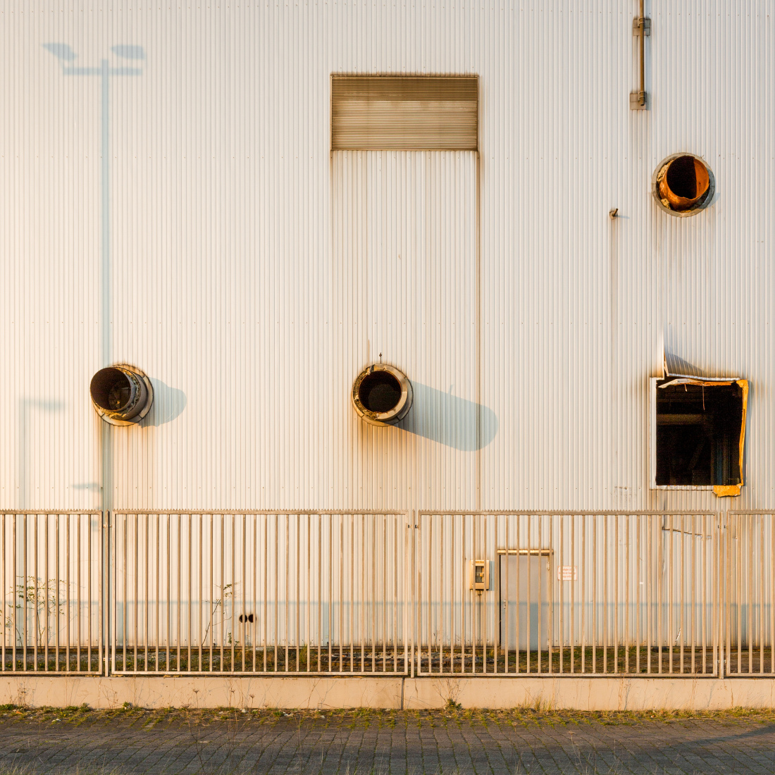 Öffnungen in der Wand eines Gebäudes am Hafen in der Überseestadt