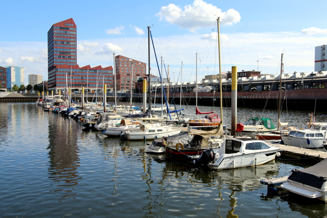 Blick auf die Marina Europahafen mit dem Europahafenkopf im Hintergrund