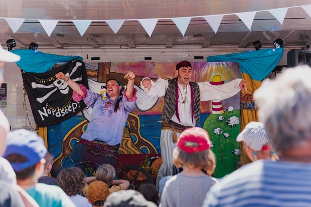Theaterstück mit Piraten auf der Bühne beim Familientag Theaterstück mit Piraten auf der Bühne beim Familientag
