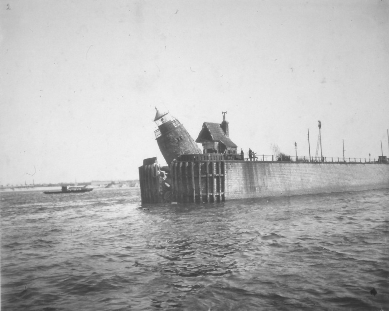 Das ging schief: 1925 rammte ein englischer Frachter bei der Einfahrt in den Überseehafen den Molenturm