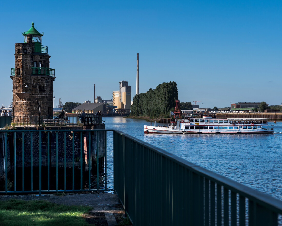 Der Molenturm der Überseestadt steht linker Hand, rechts schippert das Ausflugsschiff Gräfin Emma vorbei.