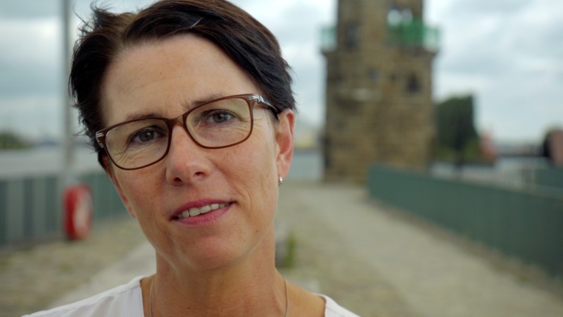 Birgit wohnt mit ihrer Partnerin und ihren zwei Hunden in der Überseestadt Birgit wohnt mit ihrer Partnerin und ihren zwei Hunden in der Überseestadt