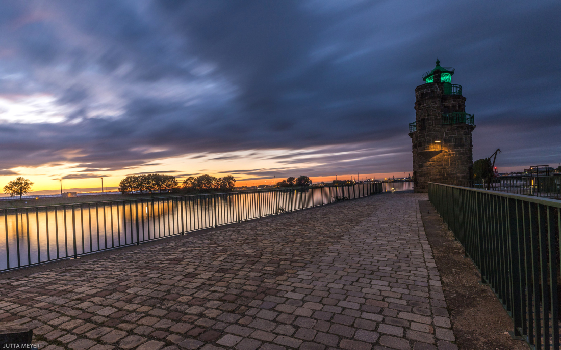 Molenturm in der Überseestadt Bremen mit Fokus auf das grüne Licht des Leuchtturms