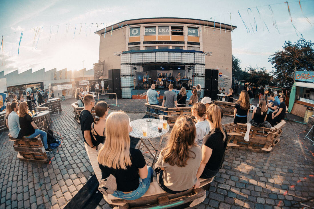 Bild von Bandauftritt beim Bremer Überseefestival auf dem Gelände des ehemaligen Zollamts